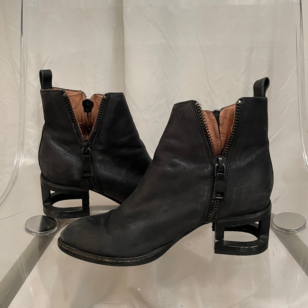 Black leather booties / ankle boots
